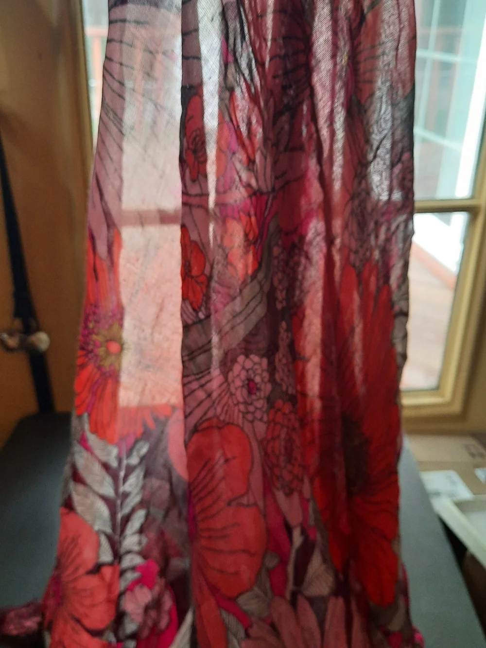 🌷Vivacious⚘️100% Viscose Vera Bradley Scarlet, Fushia & Violet Floral Scarf